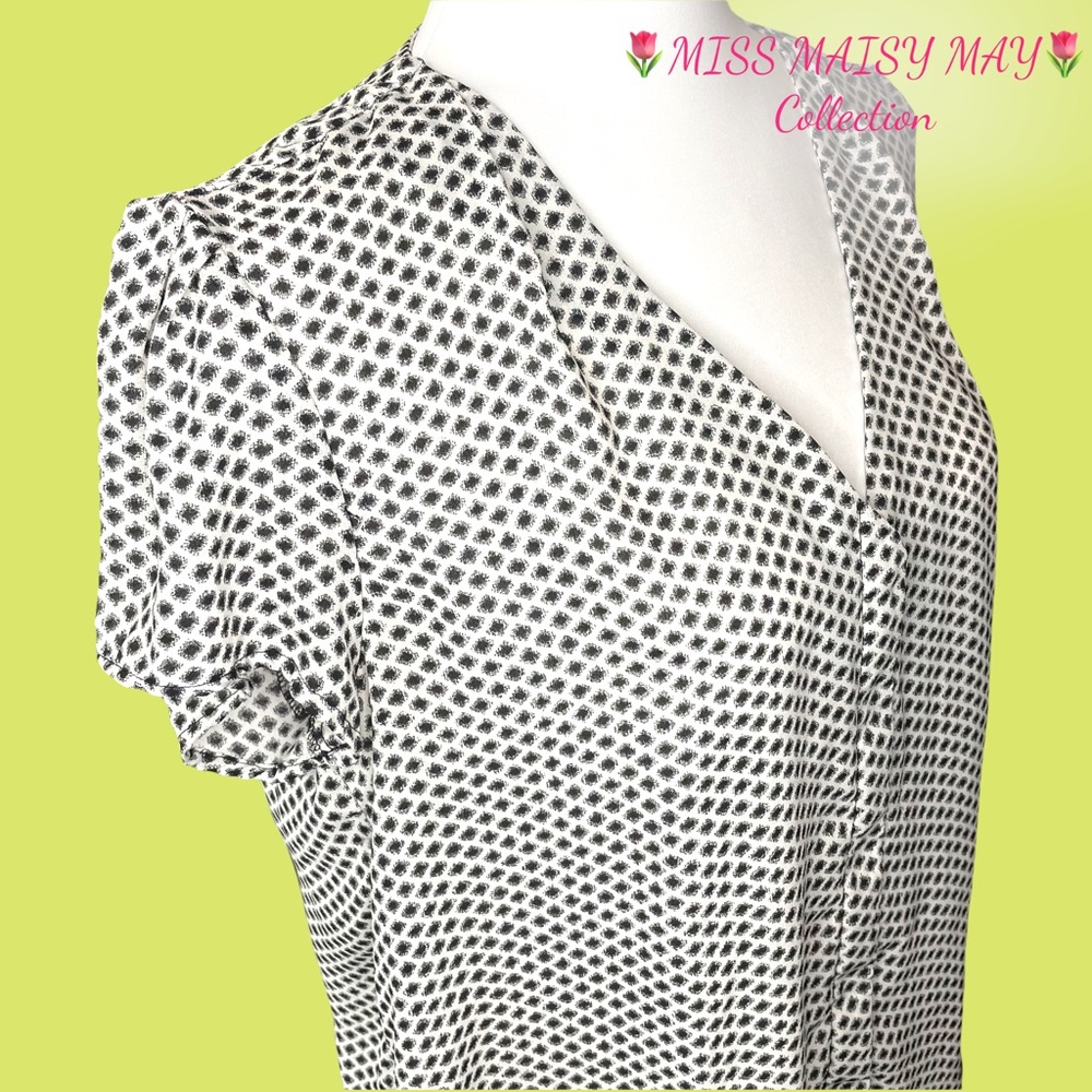 💎Black and White staple top, Sz L, SS, button-up, V neck